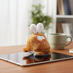 Schmoozies displayreiniger hase ein brauner plüschhase mit weißen flauschigen ohren und kleinem schokokuchen auf der brust