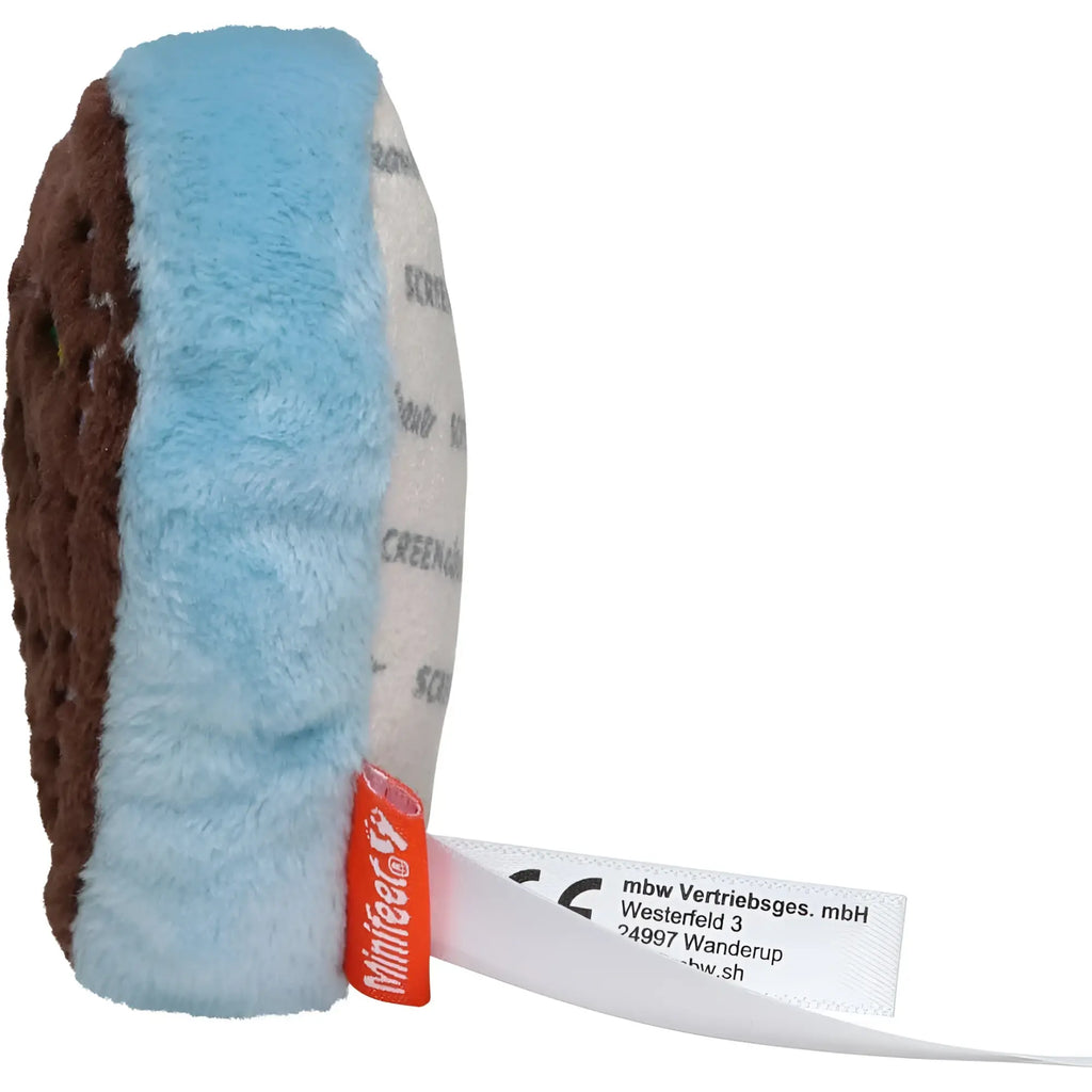 Ein plüschspielzeug in schoko-eis-sandwich-form aus blauem und braunem stoff mit weißem papierschild schmoozies® displayreiniger