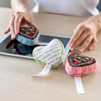 Weich plüsch herzförmiger schmoozies lebkuchenherz displayreiniger mit braunem schoko-design und blauem stoff außen