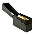 Goldfarbenes graviertes armband in schwarzer schmuck geschenkbox für armband nestled