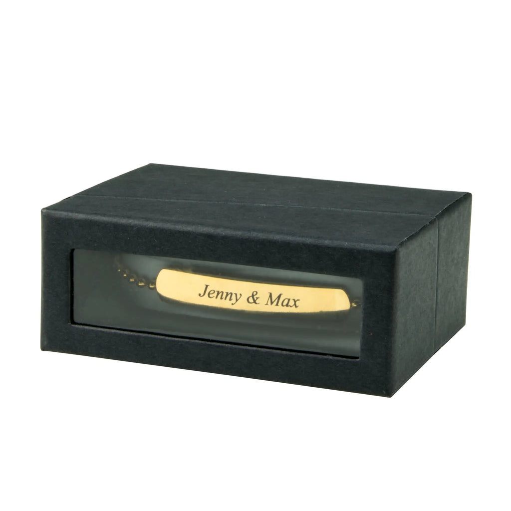 Goldfarbenes graviertes armband in einer schmuck geschenkbox für armband in schwarz