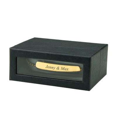 Goldfarbenes graviertes armband in einer schmuck geschenkbox für armband in schwarz