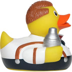 Gelbe schnabels badeente baarkeeper mit braunen haaren in weiß orange gestreiftem shirt und silbernem cocktailshaker