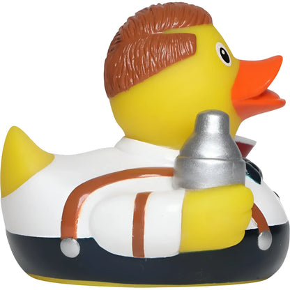 Gelbe schnabels badeente baarkeeper mit braunen haaren in weiß orange gestreiftem shirt und silbernem cocktailshaker