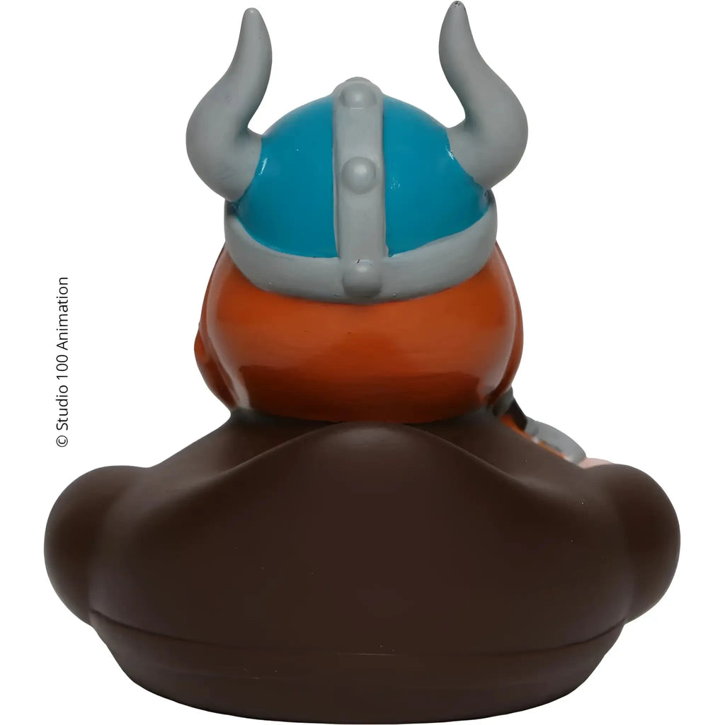 Schnabels badeente halvar von wickie mit blau grauem wikingerhelm und silbernen hörnern auf brauner ente