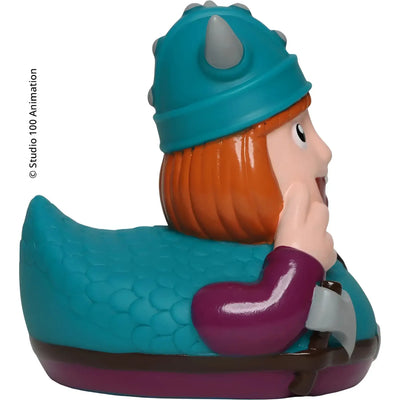 Petrolfarben und lila gummiente mit orangen haaren und Petrolfarben wikingerhelm mit grauen spikes hält eine axt schnabels badeente wickie