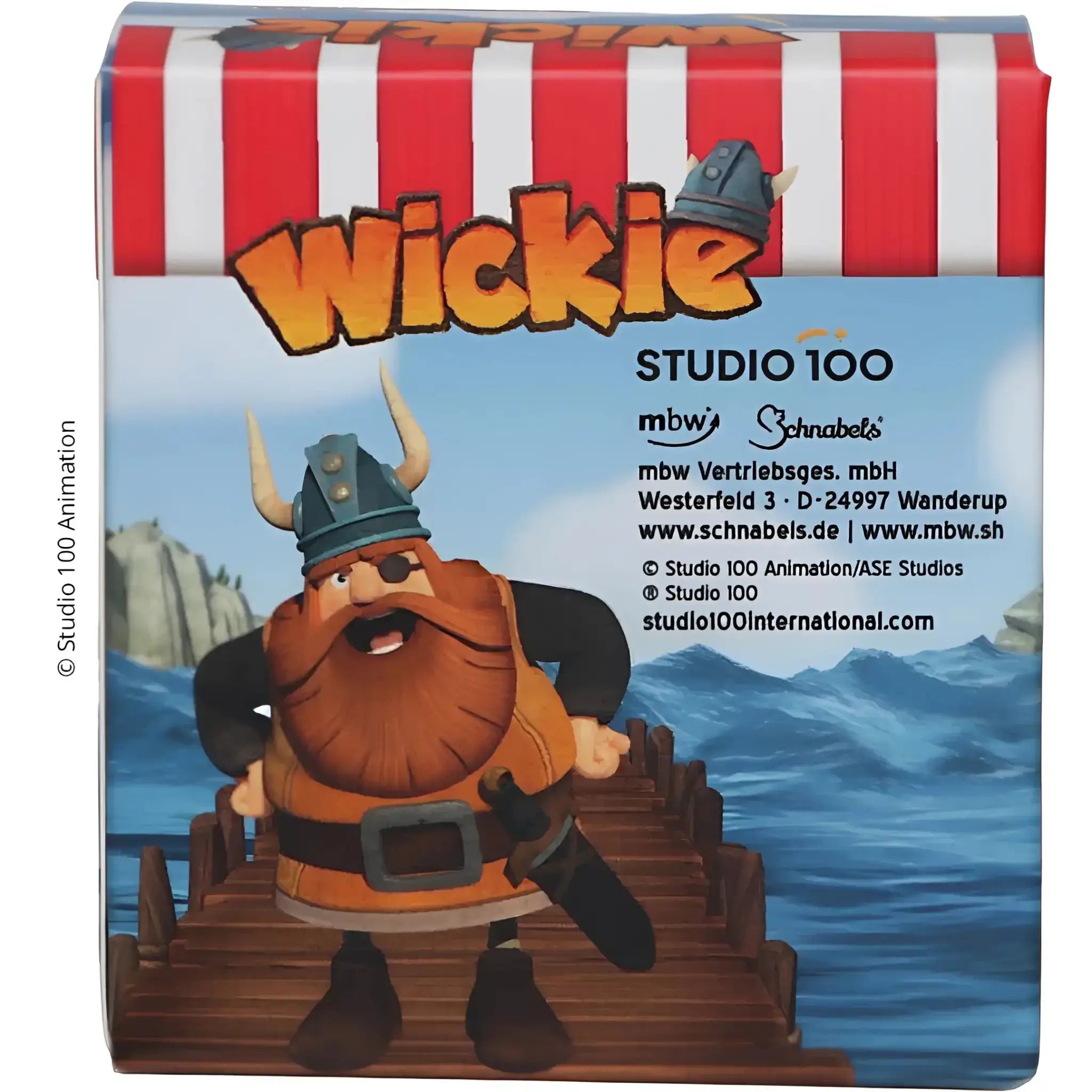Wickie badeente halvar mit braunem bart und blauem helm steht auf holzsteg vor rot weiß gestreiftem sonnendach