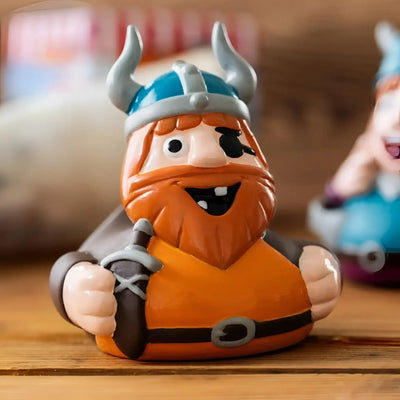 Orange vinyl badeente schnabels halvar mit blauen und grauen hornhelm schwarzers auge und schwert von wickie