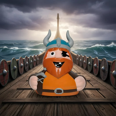 Orange gummienten badeente halvar von wickie mit blauem und grauem hornhelm braunem gürtel und schwert