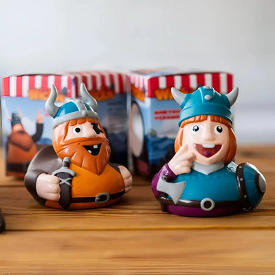Zwei bunte viking themed schnabels badeenten wickie aus gummi mit hörner helm und geschenkverpackung