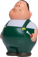 Ein fröhlicher pummeliger schrauber bert anti-stress-quetsch-figur in grünen overalls mit gelben trägern und weißem shirt