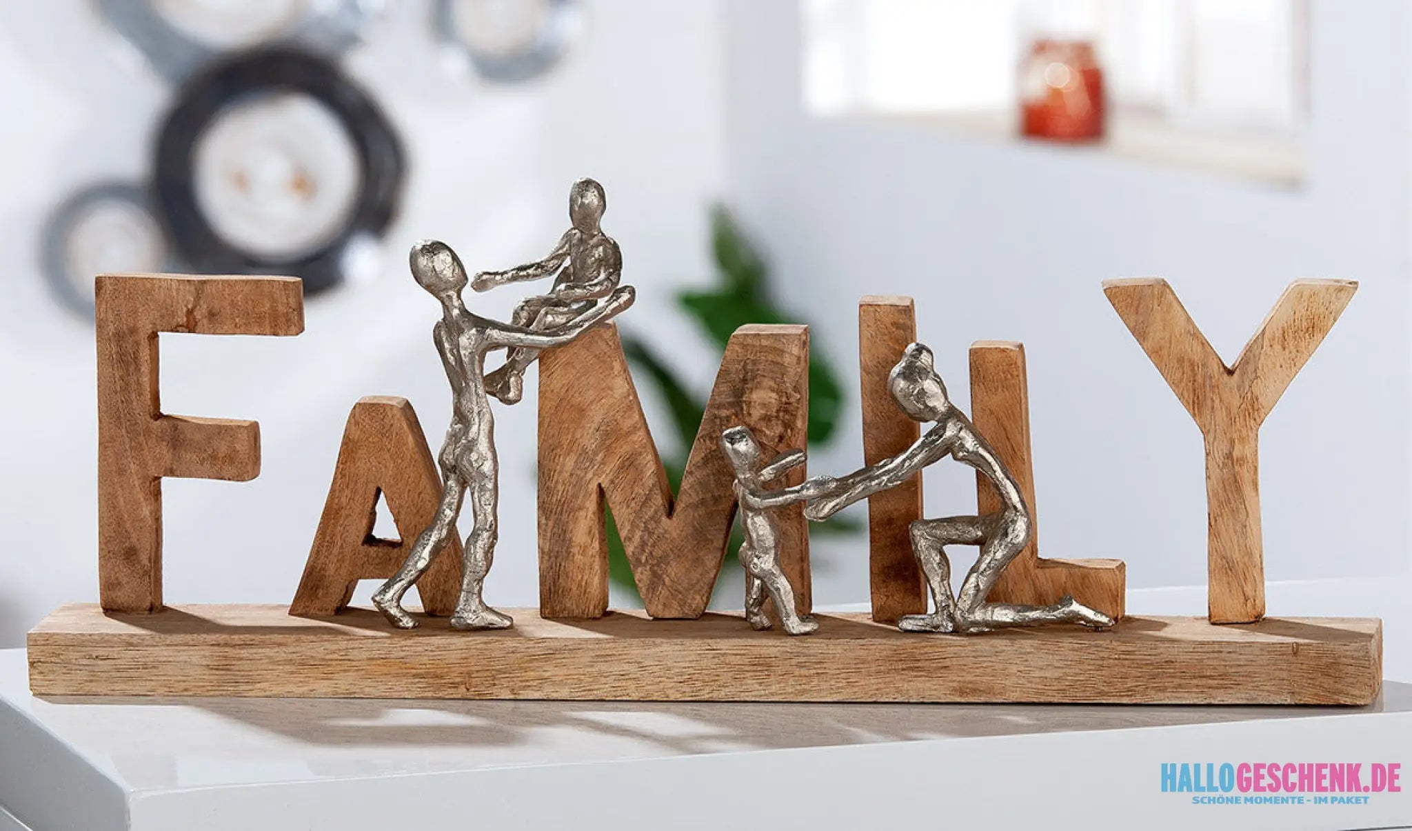 Schriftzug: „Family“ • Mangoholz & Aluminium • Natur/Silber • 21×55×7,5 cm • Gilde - Skulptur