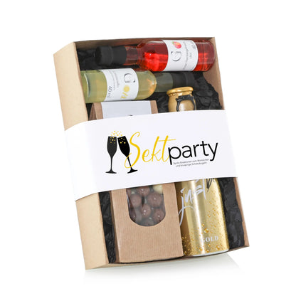 Beige sektparty geschenkbox mit mini sektflaschen und goldener dose im weißen band präsentkorb fürs feiern