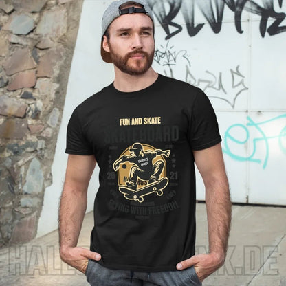 Skater mit Wunschname • Skateboard • Unisex Premium T-Shirt XS - 5XL aus Bio - Baumwolle für Damen & Herren • Exklusivdesign • personalisiert von HalloGeschenk.de