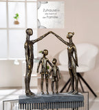 Bronze farbene familie skulptur schützende hand aus kunstharz in schwarz mit stilisierten figuren und kindern von gilde