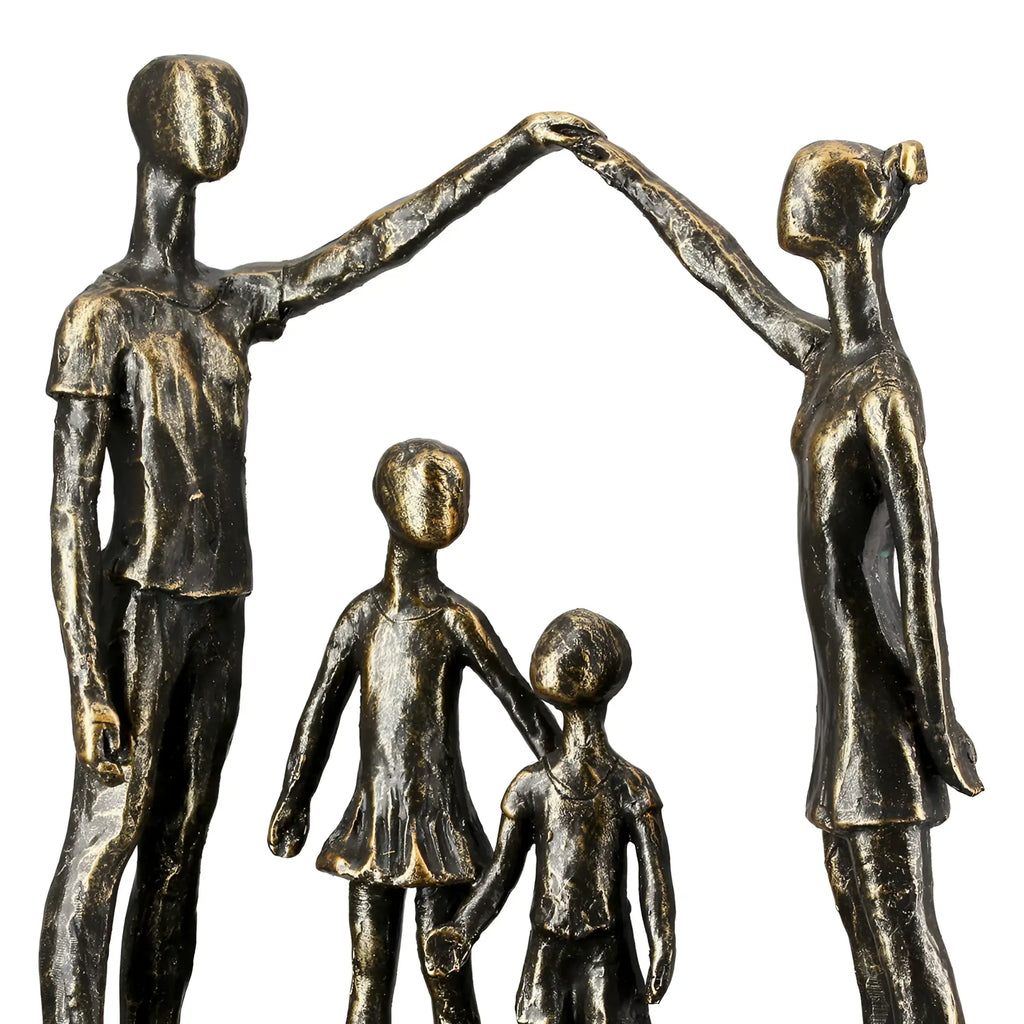 Bronze farbene familienfigur skulptur aus kunstharz mit abstrakten menschenformen die hände haltend einen bogen bilden