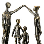Bronze farbene familienfigur skulptur aus kunstharz mit abstrakten menschenformen die hände haltend einen bogen bilden