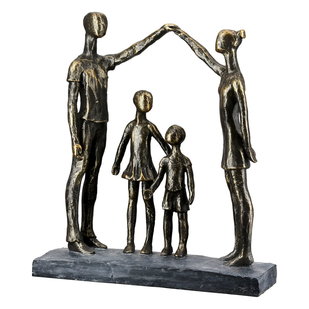 Bronze farbene skulptur familie schützende hand aus kunstharz mit abstrakten figuren auf schwarzem steinsockel