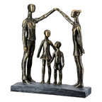 Bronze farbene skulptur familie schützende hand aus kunstharz mit abstrakten figuren auf schwarzem steinsockel