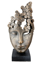 Bronze kunstharz gesichtsskulptur female mask mit strukturierter oberfläche und kreisförmigen haarenelementen auf schwarzem sockel