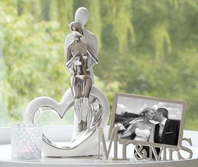 Shiny silber und weiße keramik skulptur paar romantisch umarmt im herzdesign 33,5x19,5 cm von gilde