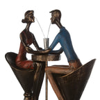 Bronze und blau bemalte kunstharz skulptur von einem paar das drinks an einem tisch teilt 25x21x8 cm gilde