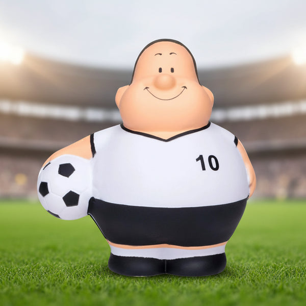 Ein fröhlicher cartoon fußballspieler anti-stress-quetsch-figur in weißem trikot mit nummer 10 und fußball