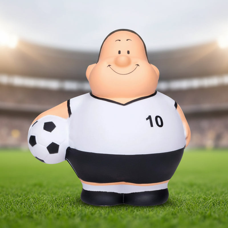 Ein fröhlicher cartoon fußballspieler anti-stress-quetsch-figur in weißem trikot mit nummer 10 und fußball