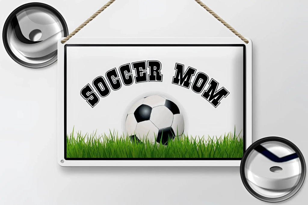 Weißes blechschild 20x30cm mit schwarzem soccer mom text und fußball auf grünem gras zum aufhängen