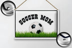 Weißes blechschild 20x30cm mit schwarzem soccer mom text und fußball auf grünem gras zum aufhängen