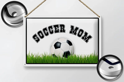 Weißes blechschild 20x30cm mit schwarzem soccer mom text und fußball auf grünem gras zum aufhängen