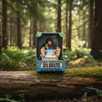 Spa-squatch gummiente mit lila fell und braunem bart in weißer badewanne mit blauen bubbles und grünem yeti-becher