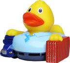 Gelbe quietsche-ente mit hellblauem hemd und schleife vor kleinem blauen lkw mit rotem koffer für spedition und logistik
