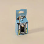 miniature brass spieluhr music box mit goldfarben top und schwarz Innenseite in Hellblau box mit musical notes und what wonderful world Text