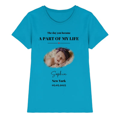 Hellblaues kurzarmshirt mit persönlichem neugeborenenfoto und Text day you became part von my life aus der splash mid statement-collection