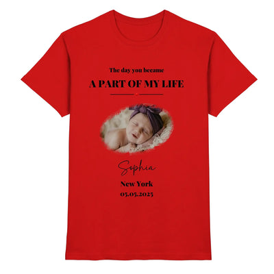 Rotes cotton t-shirt mit persönlichem foto von schlafendem baby und schwarzem text aus der statement-collection