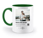 Weiße keramiktasse mit grünem griff und innenfarbe und personalisiertem foto mit spotify-fotomotiv und wunschtext