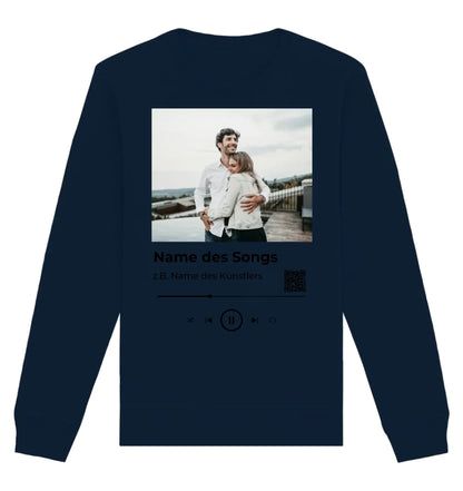 Navyblaues sweatshirt mit langarm und spotify fotomotiv foto zweier menschen mit player interface text