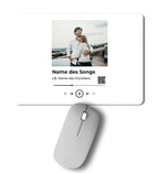 Weiße rechteckige mousepad mit personalisiertem spotify musikplayer design foto von paar songtitel künstler und qr code