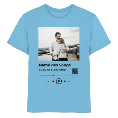 Hellblaues baumwoll-tshirt mit spotify-fotomotiv print musikplayer-design und individuellem foto und wunschtext