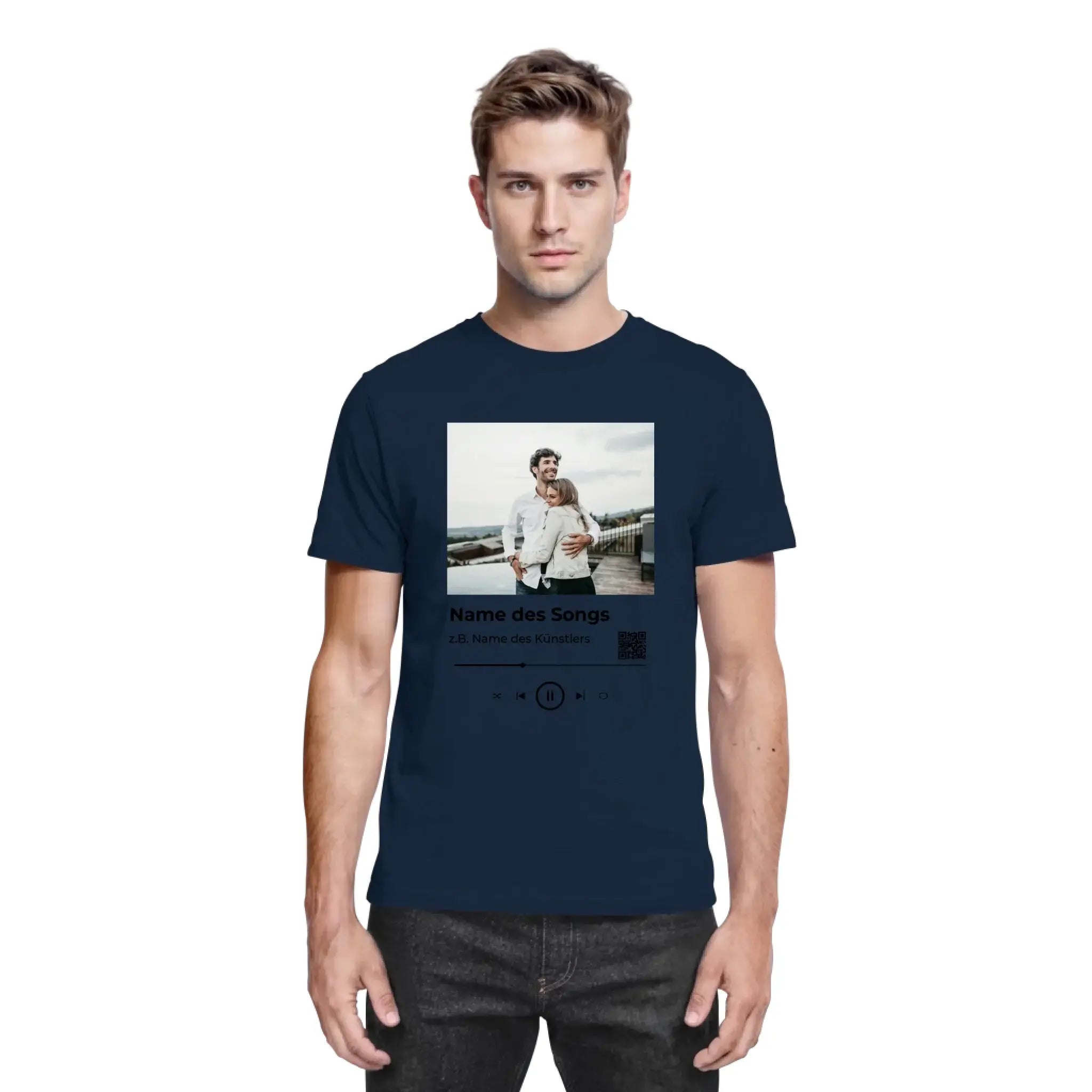 Marine blaue baumwoll t shirt mit gedrucktem motiv eines paars auf einer brücke und spotify album art design