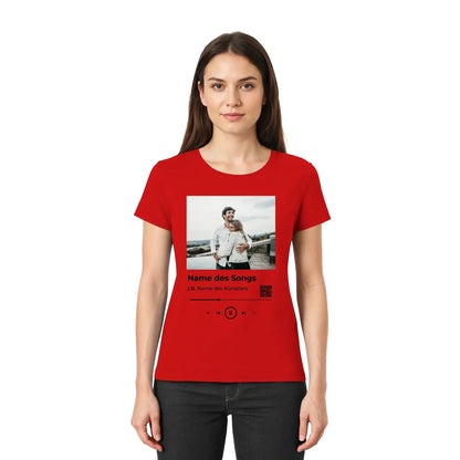 Rotes damen t shirt mit schwarz weiß foto eines paars und spotify musik player design aus der statement collection
