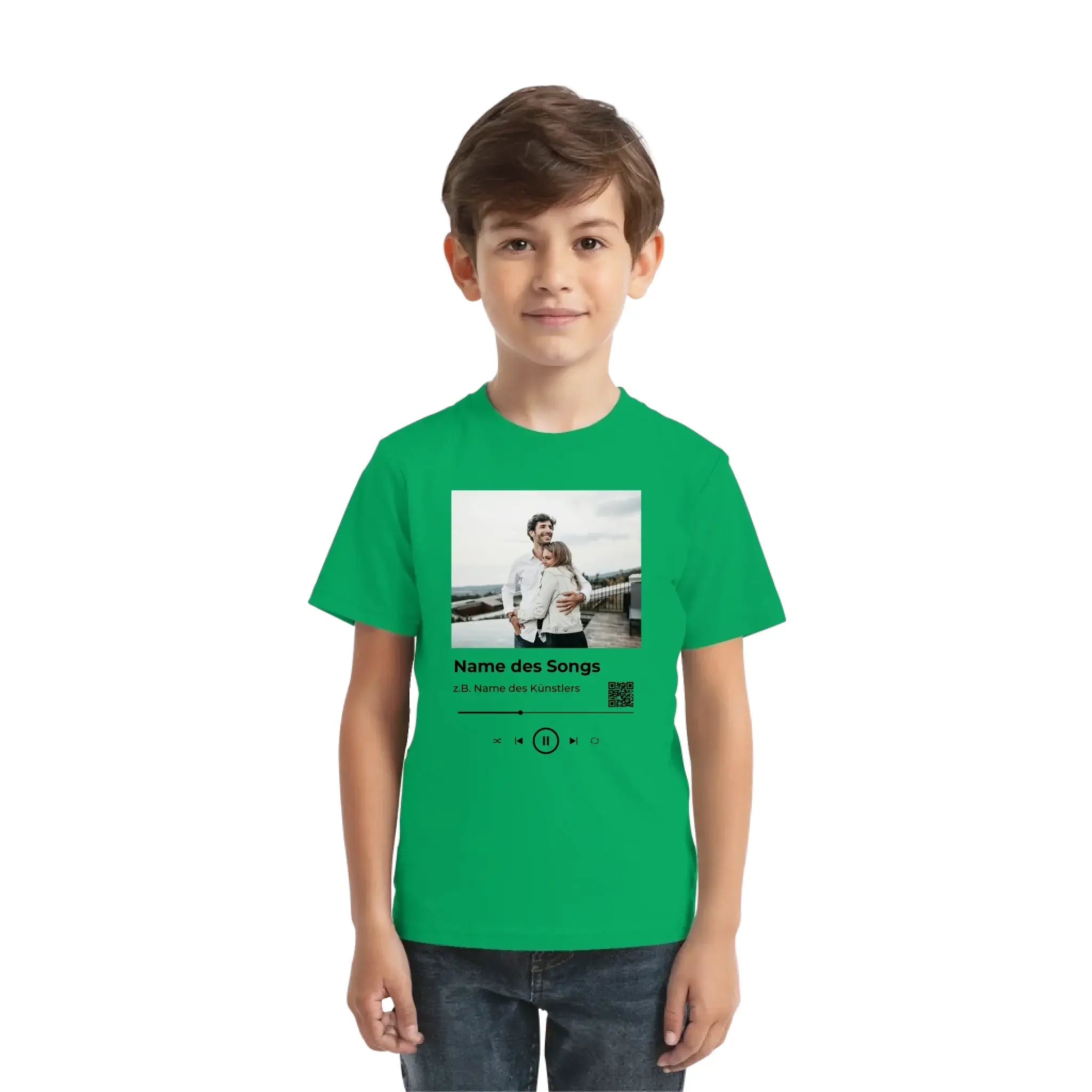Grünes kurzarmshirt mit spotify-fotomotiv und gedruckter musikplayer-schnittstelle inklusive fototext und playback-steuerung