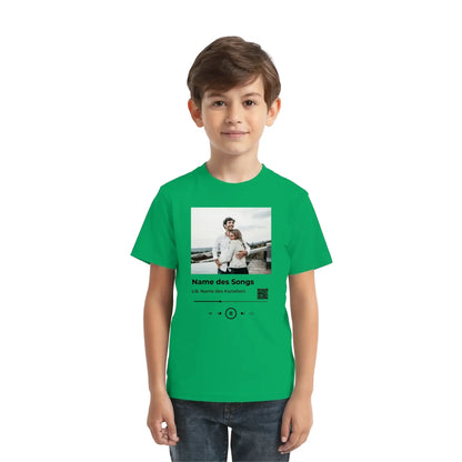 Grünes kurzarmshirt mit spotify-fotomotiv und gedruckter musikplayer-schnittstelle inklusive fototext und playback-steuerung