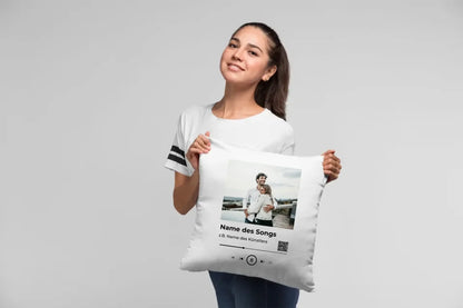 Weißer kissen mit gedrucktem foto von zwei personen und spotify-song player design aus der statement-collection