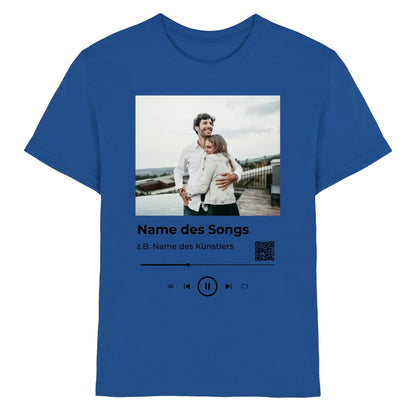 Royalblaue baumwollt shirt mit gedrucktem foto von zwei umarmenden personen und spotify musik player design
