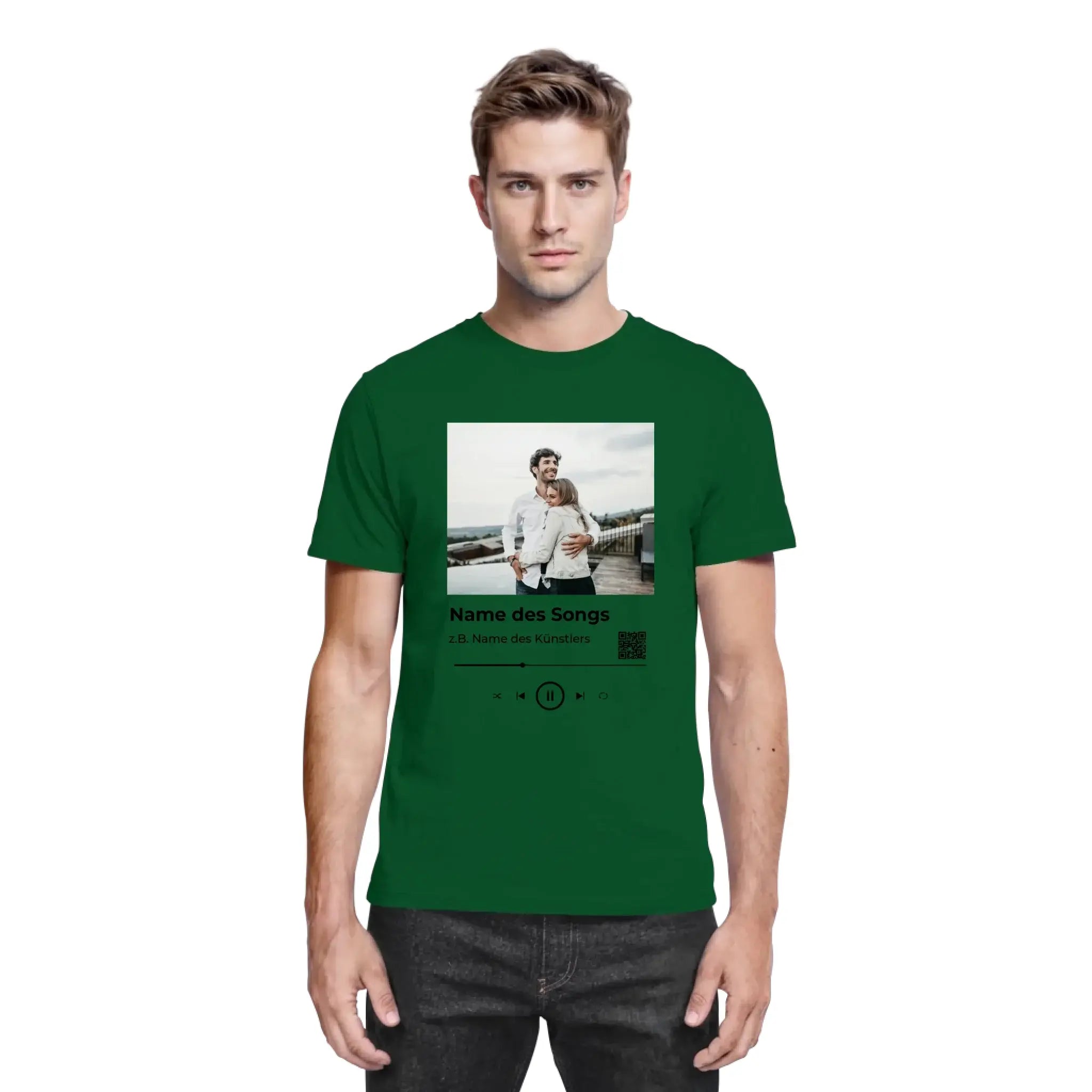Dunkelgrünes baumwollshirt mit foto von zwei menschen als spotify-player motiv und individualisierbarem text