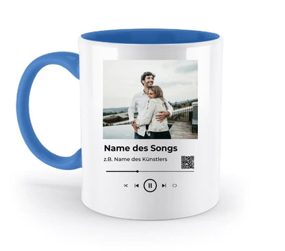 Weiße keramikmug mit blauem innenraum und griff personalisiert mit foto zwei menschen umarmung und spotify songdetails qr code