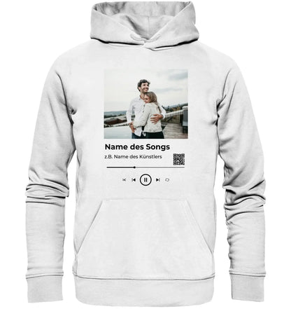Weißer hoodie mit individuellem spotify musik player design und foto von zwei personen aus der statement collection
