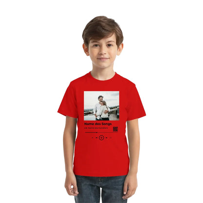 Rotes kurzarmshirt mit spotify-fotomotiv print eines paars auf brücke und musiksteuerung unten im statement-collection style